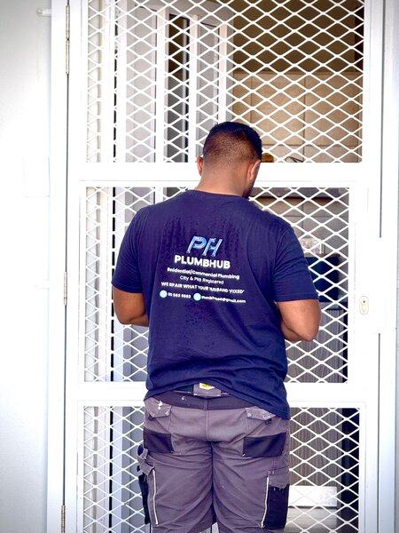 A Plumbhub plumber arriving at a client’s gate